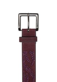 Cinturón de ante color burdeos con una hebilla metálica negra brillante y adornos de pedrería púrpura en un patrón de ondas a lo largo de toda la longitud.