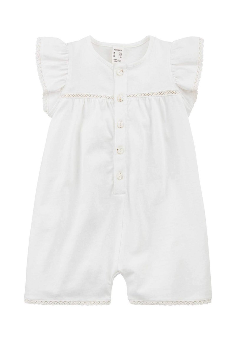 Combinaison pour bébé en coton blanc avec manches courtes à volants, boutons sur le devant, délicate bordure en dentelle sur les manches, la poitrine et les bords des jambes.