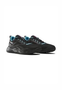 Un par de zapatillas deportivas negras con forro interior azul, cordones negros y suelas texturizadas, posicionadas una al lado de la otra sobre un fondo blanco.