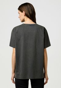 Wrangler LOOSE FIT - T-shirt con stampa - faded black