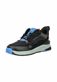 Schwarzer Sportschuh mit Mesh-Obermaterial, blauen Akzenten, roten Details und einer strukturierten Sohle. Verfügt über einen gepolsterten Schaft und Schnürsenkel für einen sicheren Sitz.