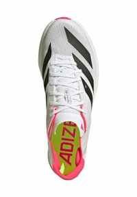 Witte sportieve schoen met zwarte strepen, een gestructureerde bovenkant en roze accenten. Beschikt over een neon groene binnenzool met "ADIZERO" in vette letters gedrukt.