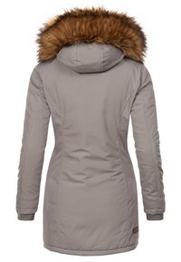 Šedá zateplená bunda s hnědou kapucí s umělým kožíškem. Má přiléhavý střih, dlouhé rukávy a elastické manžety. Pohled zezadu zdůrazňuje hladkou texturu.