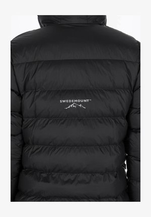 Zwarte gewatteerde jas met een quilted ontwerp, voorzien van een capuchon en het "SWEDEMOUNT" logo in het wit nabij de schouder. Zachte, gladde textuur.