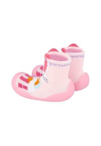 Zapatos de calcetín rosas con suela de goma, parte superior de tela texturizada, con patrones coloridos de un personaje de dibujos animados y un ajuste ceñido en el tobillo.