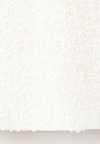 Robe blanche avec une surface texturée couverte de petits paillettes scintillantes, créant un effet étincelant. Le matériau de base est transparent et doux.