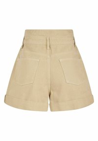 Shorts en denim beige à taille haute, avec des revers et deux poches arrière ornées d'un design géométrique simple. Détails de couture soignée.