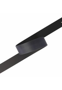Schwarzer Ledergürtel mit glatter Oberfläche und einem abgerundeten, breiten Mittelteil. Einfaches Design ohne Muster oder Hardwaredetails.