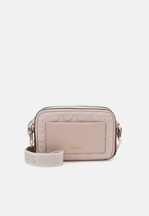 Bolso bandolera rosa claro con patrón MK en relieve, herrajes dorados, cierre de cremallera y una correa ajustable con el nombre de la marca.