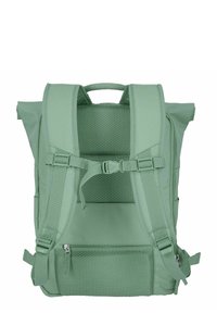 Groene nylon rugzak met een gaas achterpaneel, verstelbare schouderbanden, een ritsvak en een versterkt handvat. Kenmerkt zich door een minimalistisch ontwerp en structuur.