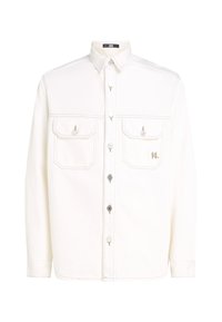 Camisa de mezclilla blanca con mangas largas, dos bolsillos en el pecho y cierres de botón plateados. Presenta costuras en contraste y un detalle con logo en el bolsillo.