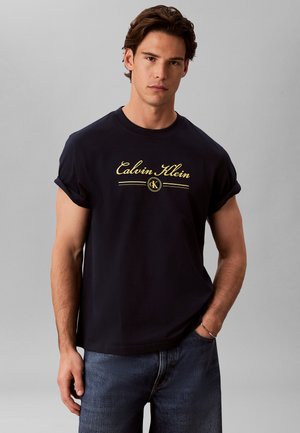 Calvin Klein Jeans, CALVIN KLEIN JEANS SCRIPT LOGO T-SHIRT - Camiseta estampada - dark sapphire