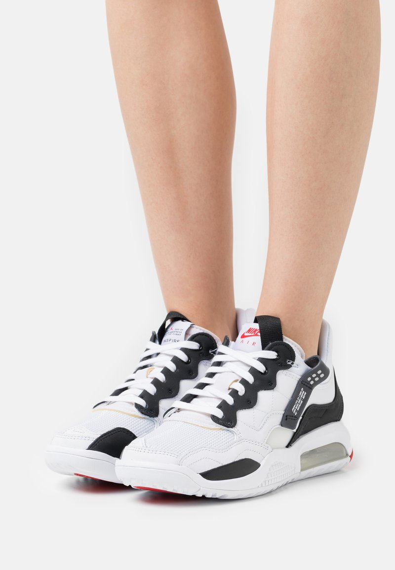 Jordan MA2 - Sneaker low - white/black/university red/light smoke grey