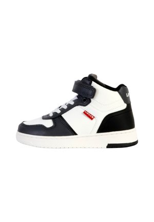 Baskets montantes avec une tige en cuir blanc, accents noirs et gris, sangle Velcro et un logo rouge. Semelle en caoutchouc texturé.