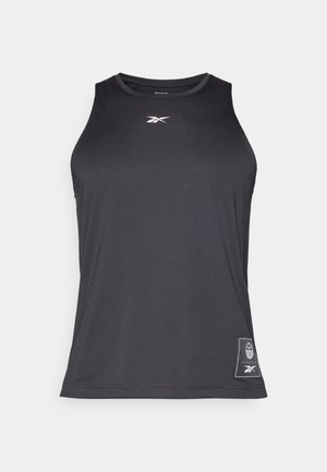 Svart athletisk tank top med rund halslinning, ermeløs design og en liten hvit logo på brystet. Har et merke nær sømmen.