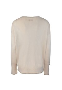 Maglione in lavorazione a maglia beige con scollatura ampia e rotonda e maniche lunghe. Presenta dettagli con bottoni sulle maniche e un logo del marchio discreto sul retro.
