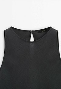 Czarny top bez rękawów z okrągłym dekoltem, z małym wycięciem z tyłu i zapięciem na guzik. Gładka tekstura i minimalistyczny design.