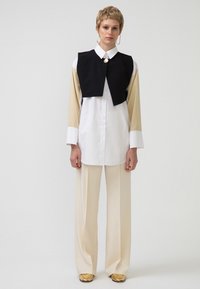 Touché Privé - POPLIN SHIRT WITH VEST - Smanicato - white Immagine in miniatura 1