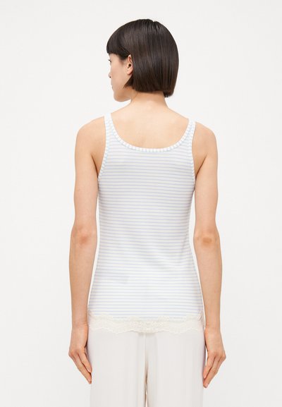 Top sin mangas de rayas azul claro y blanco con escote redondeado y borde de encaje en el dobladillo, hecho de una tela suave y elástica.