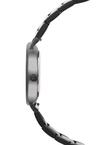 Seitenansicht einer schwarzen Metalluhr mit rundem Ziffernblatt und Gliederarmband auf einem weißen Hintergrund.