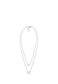 Collier superposé en argent composé de deux chaînes. Une chaîne porte un pendentif en forme de lotus, l'autre un charm circulaire avec un symbole gravé.