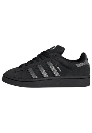 Czarne sneakersy Adidas Campus z trzema metalicznymi paskami, czarnymi sznurowadłami i teksturowaną podeszwą, widok z boku.