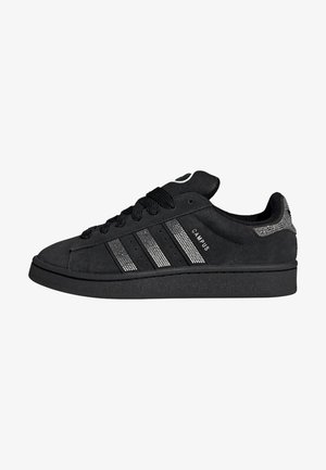 Czarne sneakersy Adidas Campus z trzema metalicznymi paskami, czarnymi sznurowadłami i teksturowaną podeszwą, widok z boku.