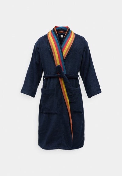 Tumed sinine froteerätt, millel on mitmevärviline triibuline krae, vöö ja ees olevad taskud, valgel taustal.