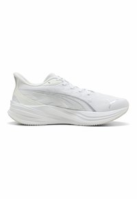Chaussure de sport blanche au design épuré, fabriquée en mesh respirant. Dispose d'accents texturés, d'une semelle légère et d'un talon incurvé pour un soutien optimal.
