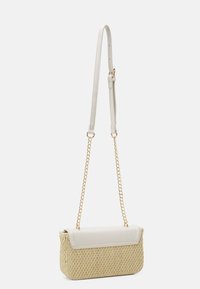 Pletená béžová kabelka přes rameno s hladkým bílým klopou a zlatým řetízkovým popruhem; má obdélníkový tvar a texturovaný povrch.