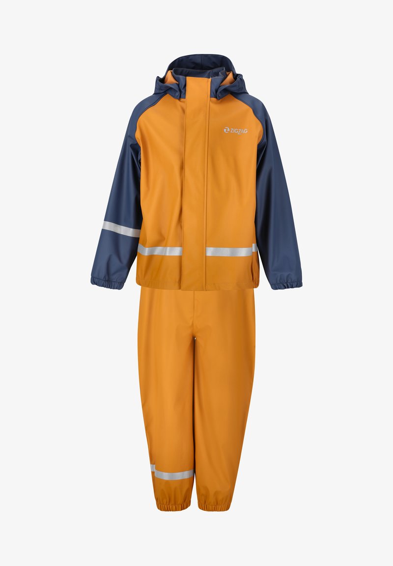 Vandtæt orange regnsæt med marineblå accenter, udstyret med refleksstriber. Jakken har hætte, og bukserne har elastiske manchetter og liv.
