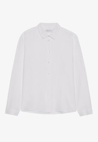 Camicia bianca a maniche lunghe con colletto classico e polsini, con bottoni perlacei uniformemente distribuiti lungo la parte frontale, adagiata su uno sfondo bianco.