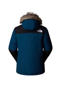 Teal isolerad jacka med svarta accenter och huva med fuskpälskant. Logotyp på den övre delen av ryggen, jämn textur och avslappnad passform.