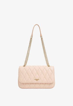 Borsa a tracolla in pelle trapuntata beige con cinghie a catena dorata e logo "TWINSET" sulla patta frontale.