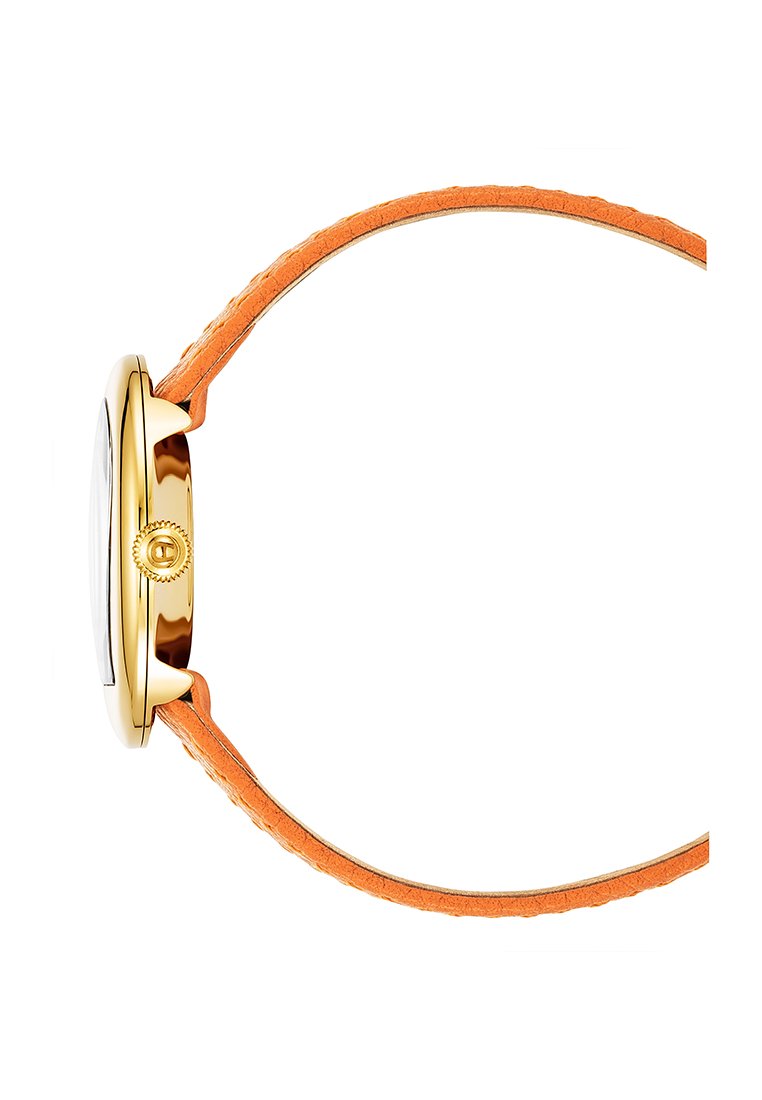 Goldfarbene Uhr mit rundem Ziffernblatt, orangefarbenem strukturiertem Lederarmband und einer Krone mit erhöhtem Detail. Minimalistisches Design, Seitenansicht.