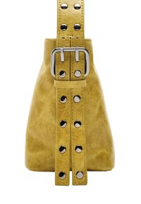 Żółta skórzana torebka o wyraźnie zarysowanym kształcie, z paskiem w stylu pasa zdobionym srebrnymi elementami i ćwiekami, z teksturowanym wykończeniem.