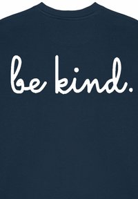 Tumši zila sporta krekls ar baltu šriftu, kas raksta "esi laipns". Audumam ir gluda tekstūra un klasiskā apaļā kakla dizains.