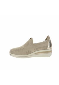 Zapatilla beige sin cordones con parte superior de punto, patrones perforados, suela acolchada y detalle metálico dorado en el talón sobre fondo blanco.