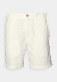 Bílé lněné šortky s knoflíkovým zapínáním, plochým předním dílem, bočními kapsami a ohrnutými lemy. Materiál má hladkou strukturu a jemný lesk.