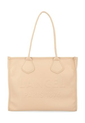 Bolso tote de cuero beige con doble asa y texto en relieve "LANCEL PARIS 1876" en el centro delantero.