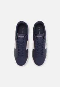 Marina lädersneakers med vit rand, rund tå och texturerade accenter. Inkluderar snörning och logotypad innersula.