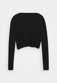 Pull court noir à manches longues, avec un large décolleté et des poignets côtelés ajustés, présenté sur un fond uni.