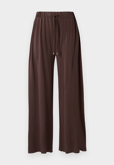 Brūni plaši bikses ar elastīgu jostu, regulējamu auklu un gludu tekstūru. Iespējami sudraba tonēti gali auklai.