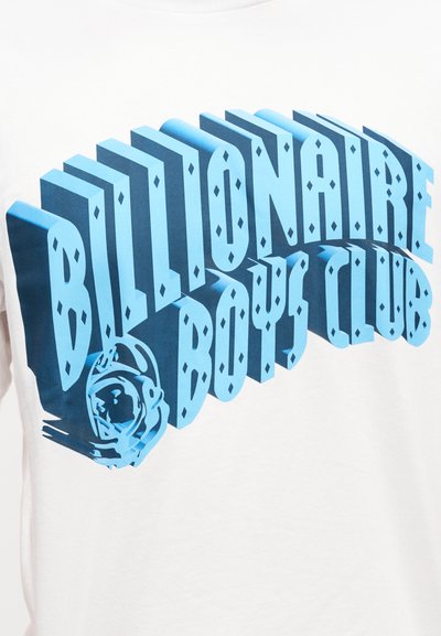 Λευκό μπλουζάκι με έντονο, τρισδιάστατο μπλε κείμενο που γράφει "Billionaire Boys Club" και γραφικό αστροναύτη στη μία πλευρά.