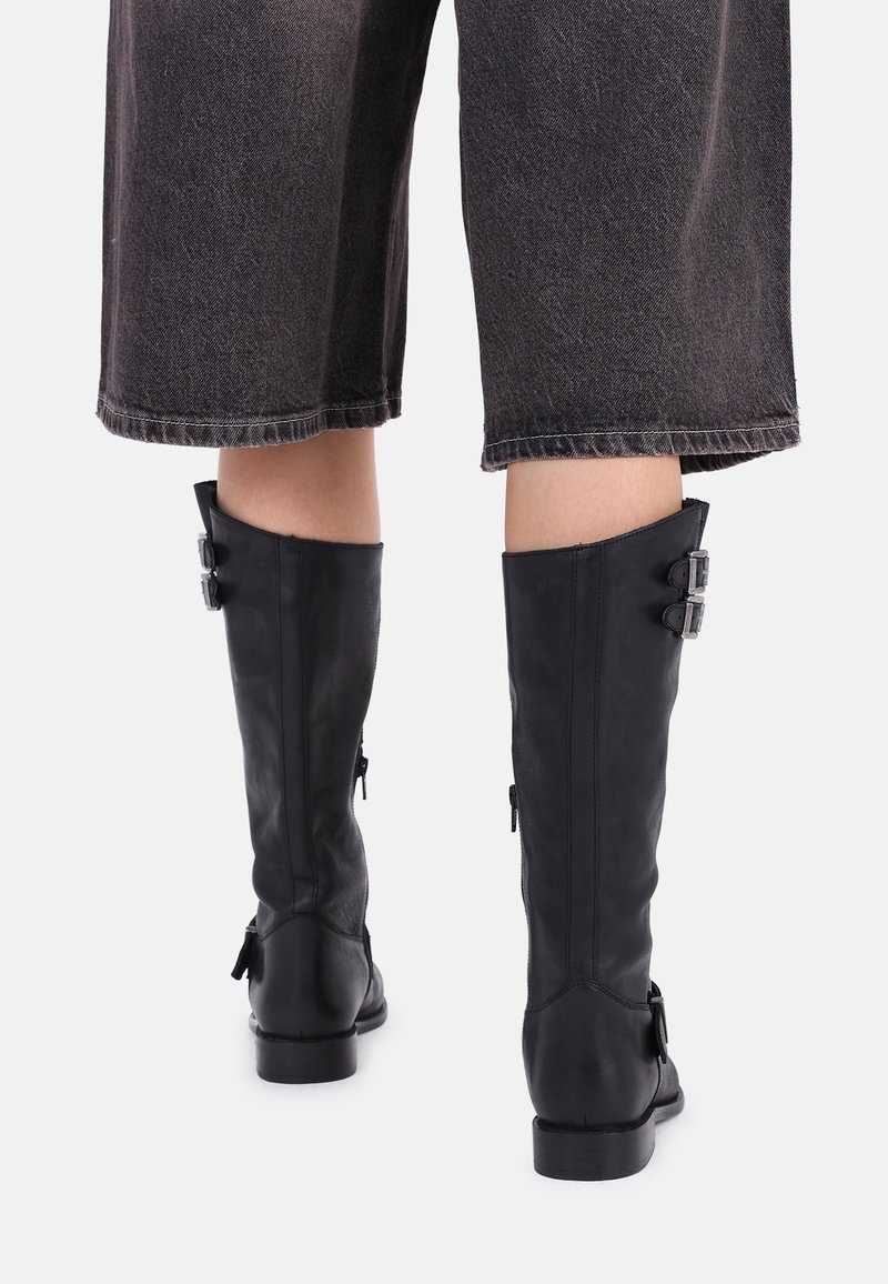 Czarne skórzane kozaki do kolan o gładkiej fakturze, z dwoma akcentami w postaci klamer i zamkiem błyskawicznym z boku, na neutralnym tle.