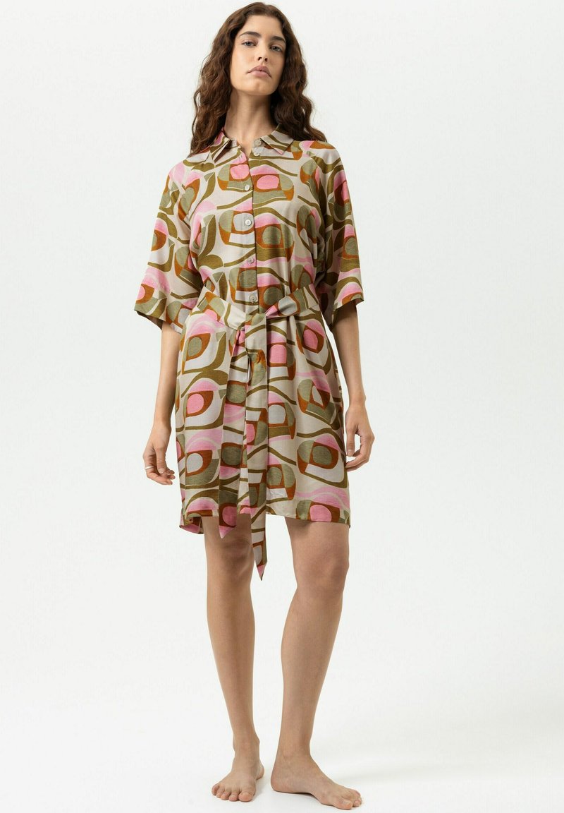Jurk met korte mouwen van lichtgewicht stof, met een groene achtergrond en abstracte vormen in roze en bruin, knoopsluiting aan de voorkant en een gestrikte taille.