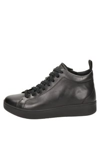 Zapatillas altas de cuero negro con una textura suave, puntera redonda, cordones en la parte delantera y una lengüeta en la parte trasera para facilitar su uso.