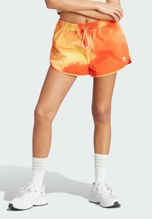 Pantaloni sportivi cu un gradient strălucitor de portocaliu și galben, prevăzuți cu un elastic la talie și un șnur de ajustare, având un mic logo alb și un contur contrastant.