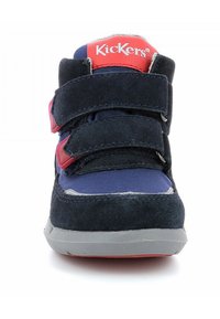 Zapato de plataforma alto de ante azul marino con una superficie texturizada, suela gris y acentos rojos. Cuenta con dos correas de velcro para un ajuste ajustable.