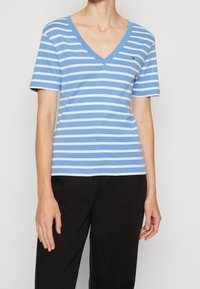 Blauw-wit gestreept T-shirt met korte mouwen en een v-hals, gemaakt van zachte stof. Heeft een klein logo op de linkerkant van de borst.